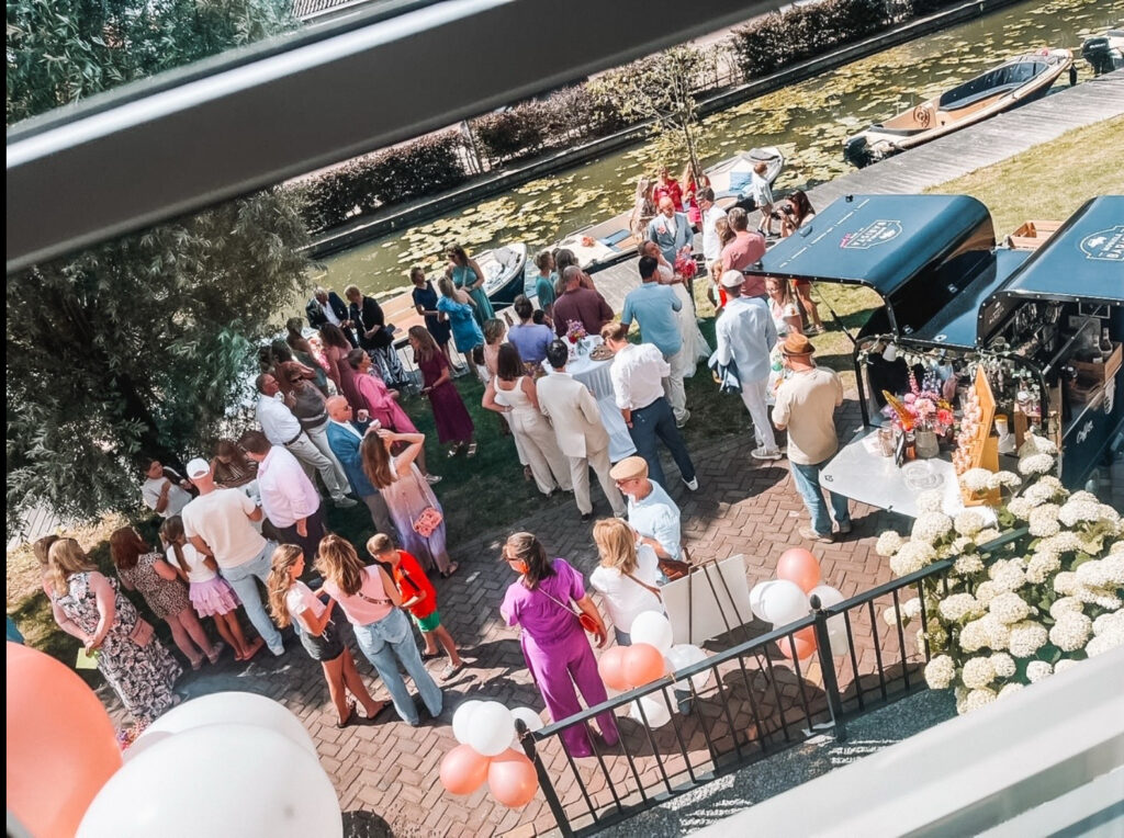 mobiele barista op trouwfeest met koffiespecialiteiten